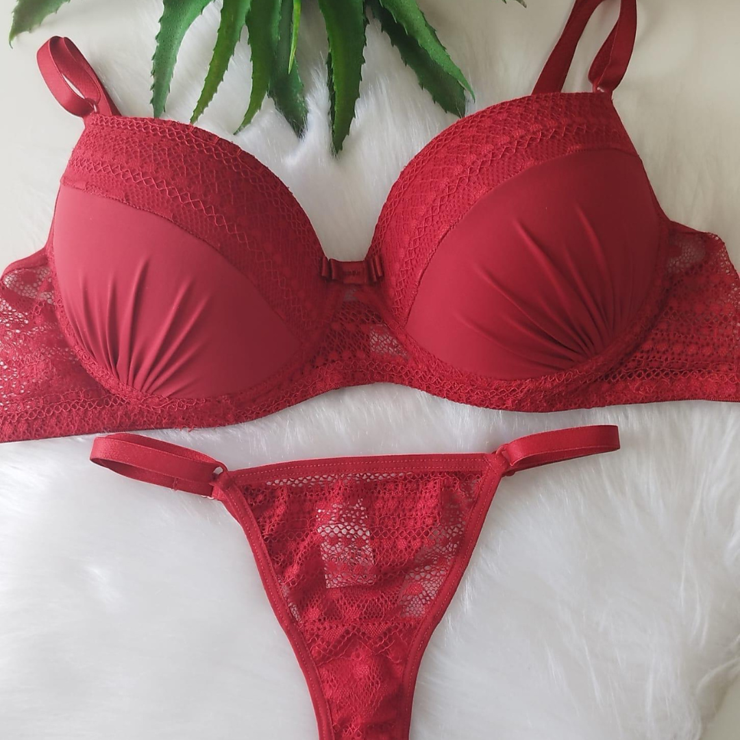 Conjunto de lingerie com biquíni rendado vermelho