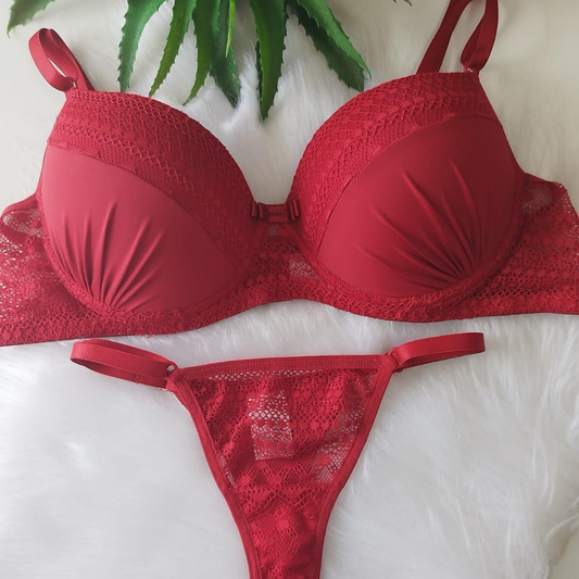 Conjunto de lingerie com biquíni rendado vermelho